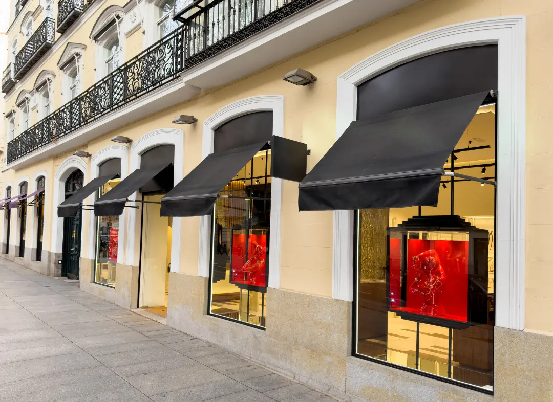 Façade vitrine de magasin en aluminium sur mesure à Châteauneuf-sur-Loire